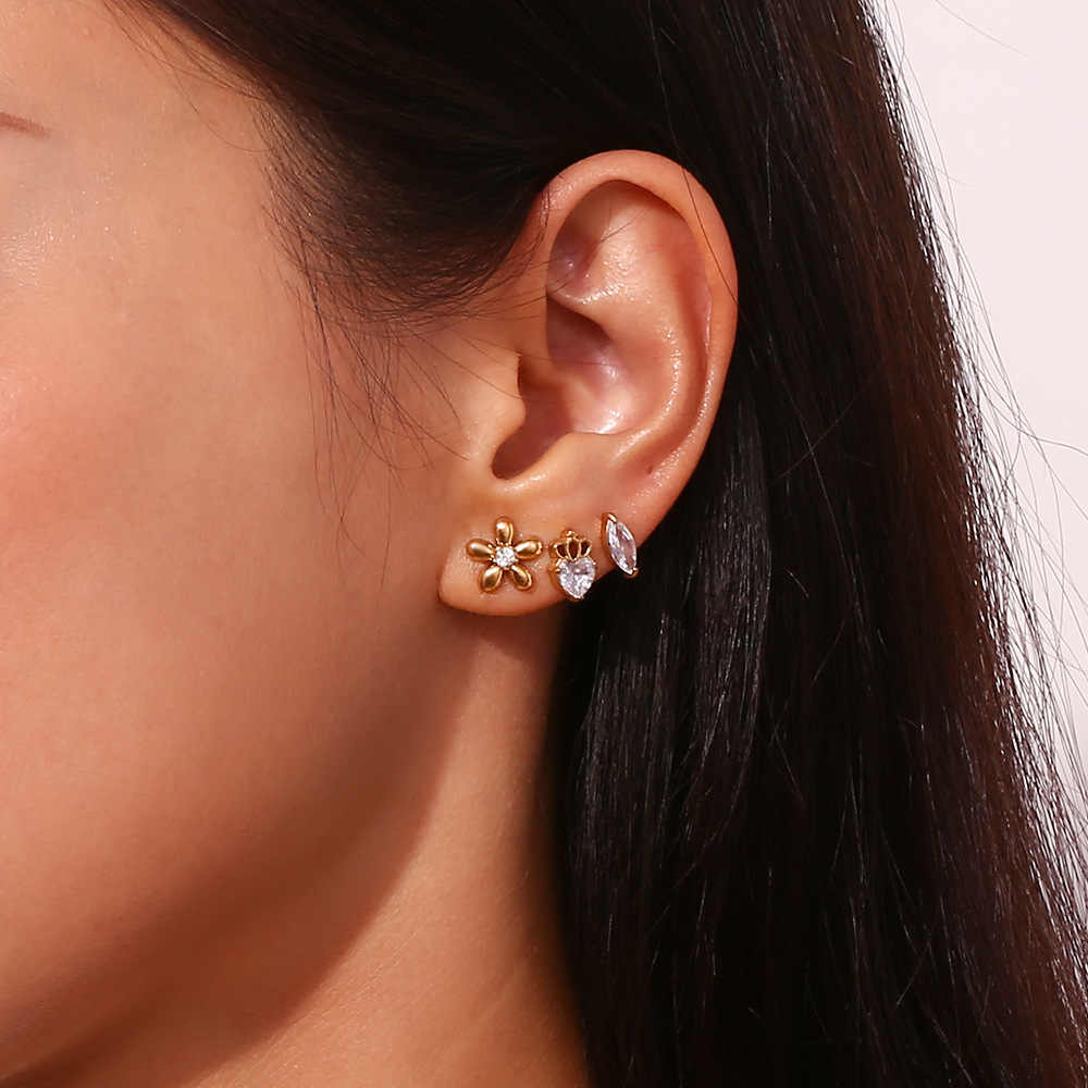 18K Gold Flower Earrings - Image 4
