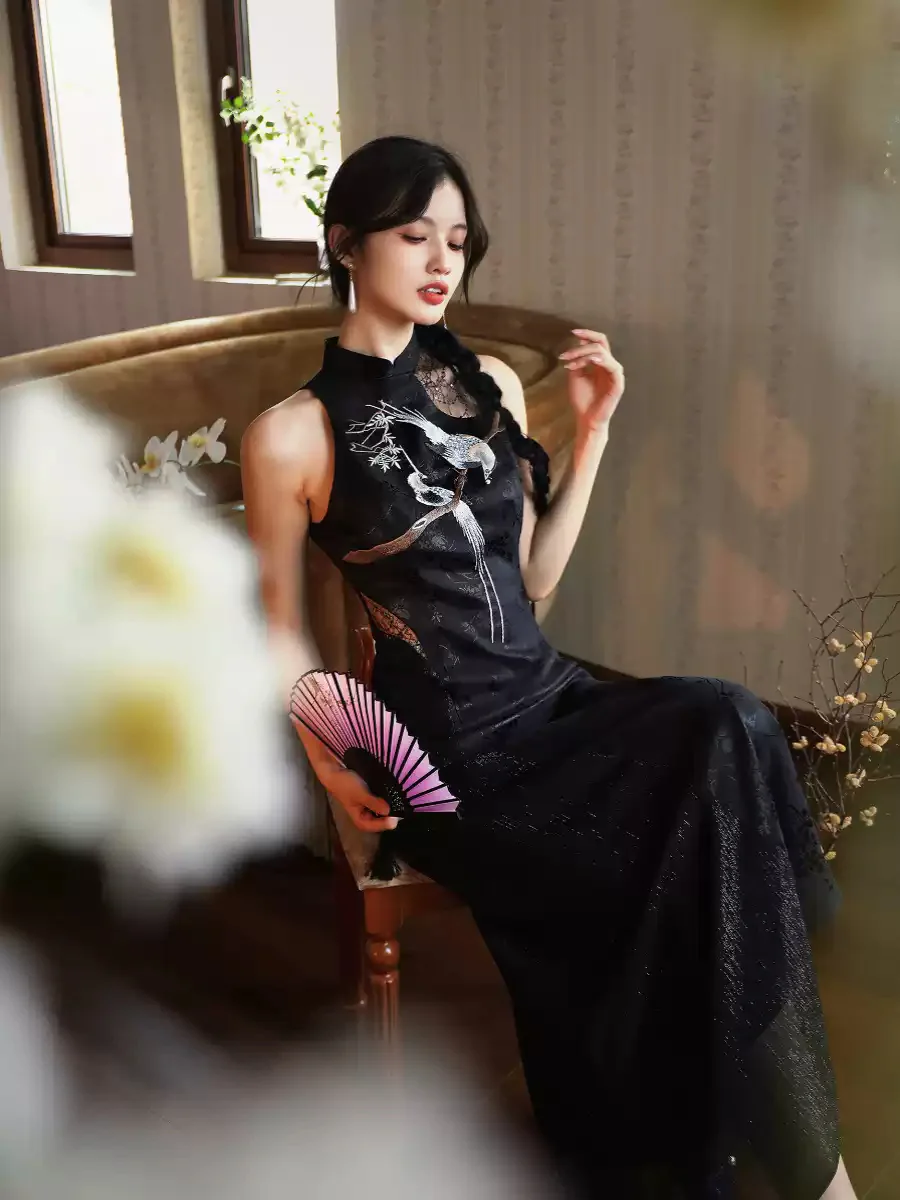 Ancient Painting Embroidery Sleeveless Black Dress - Image 3