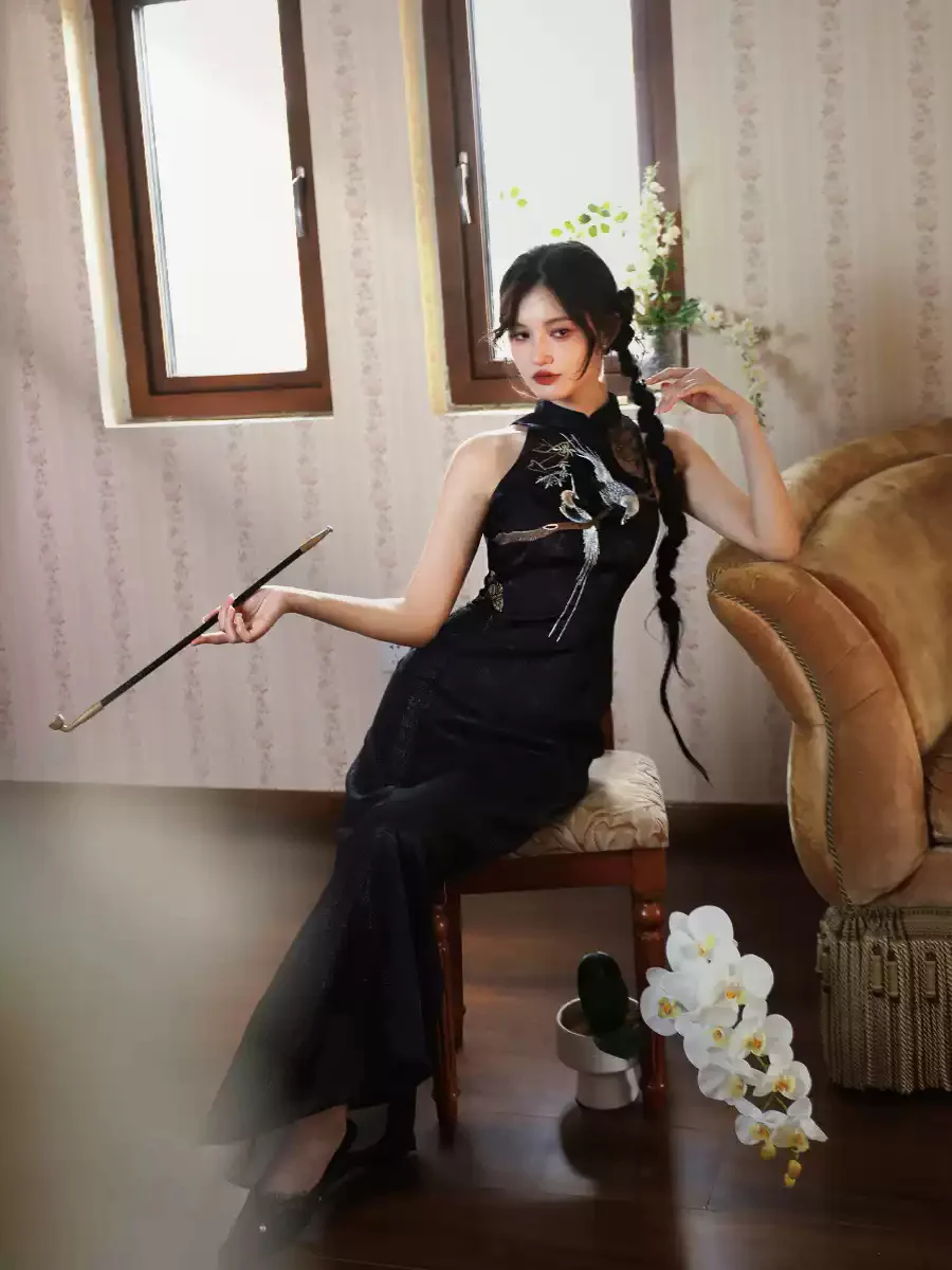 Ancient Painting Embroidery Sleeveless Black Dress - Image 4