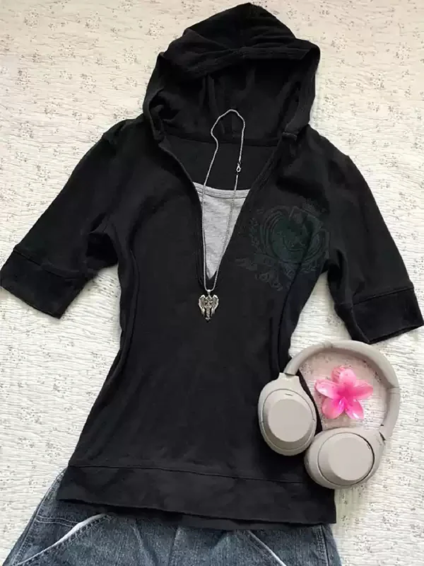 black hooded short-sleeved T-shirt