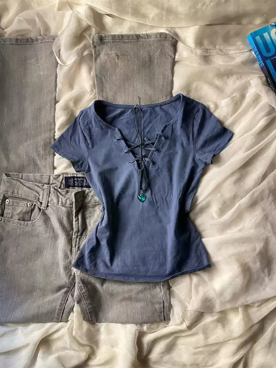 Blue V-neck straps short-sleeved shirt