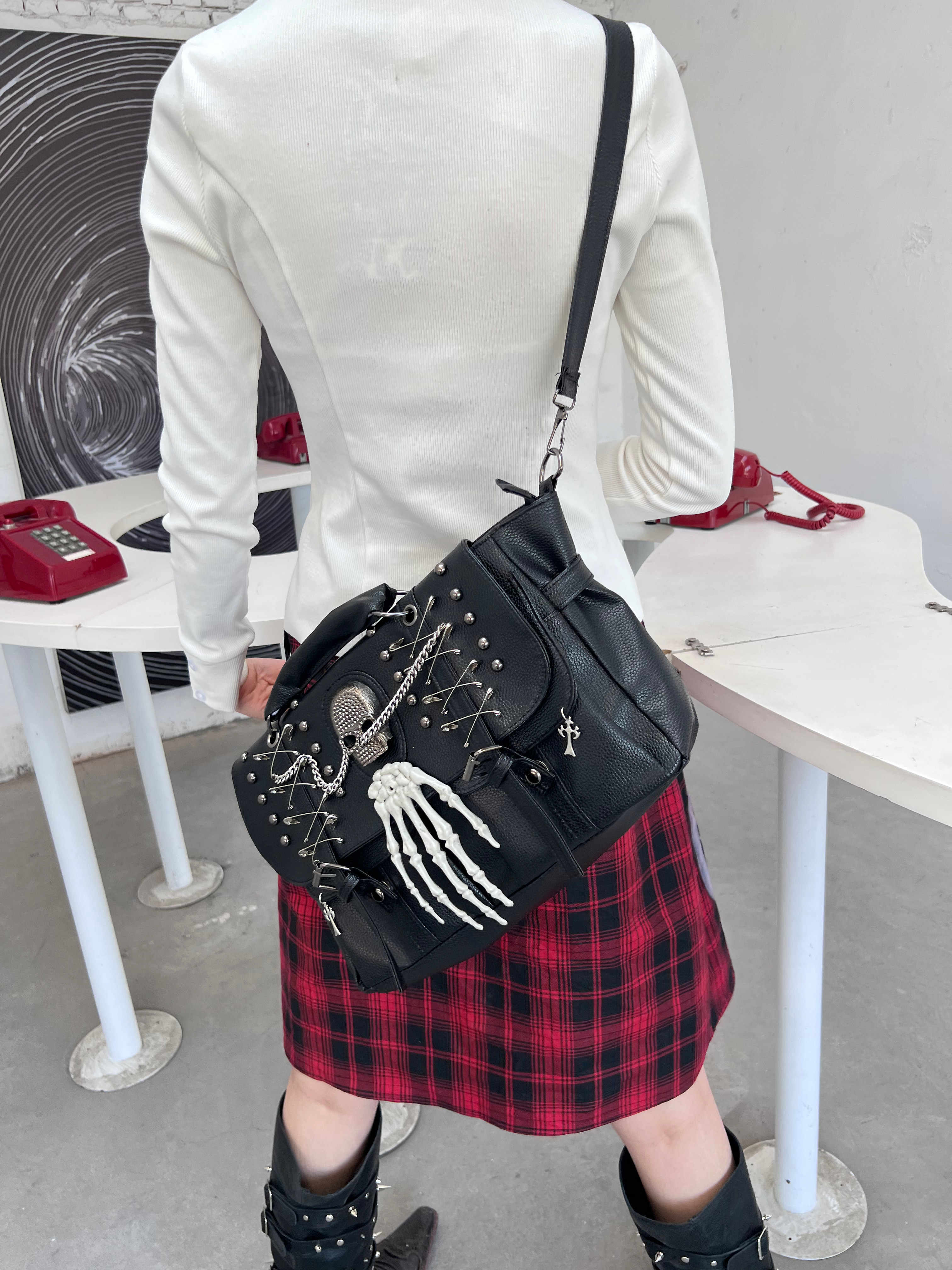 Grunge Rivet Chain Skull Crossbody Bag - Image 4