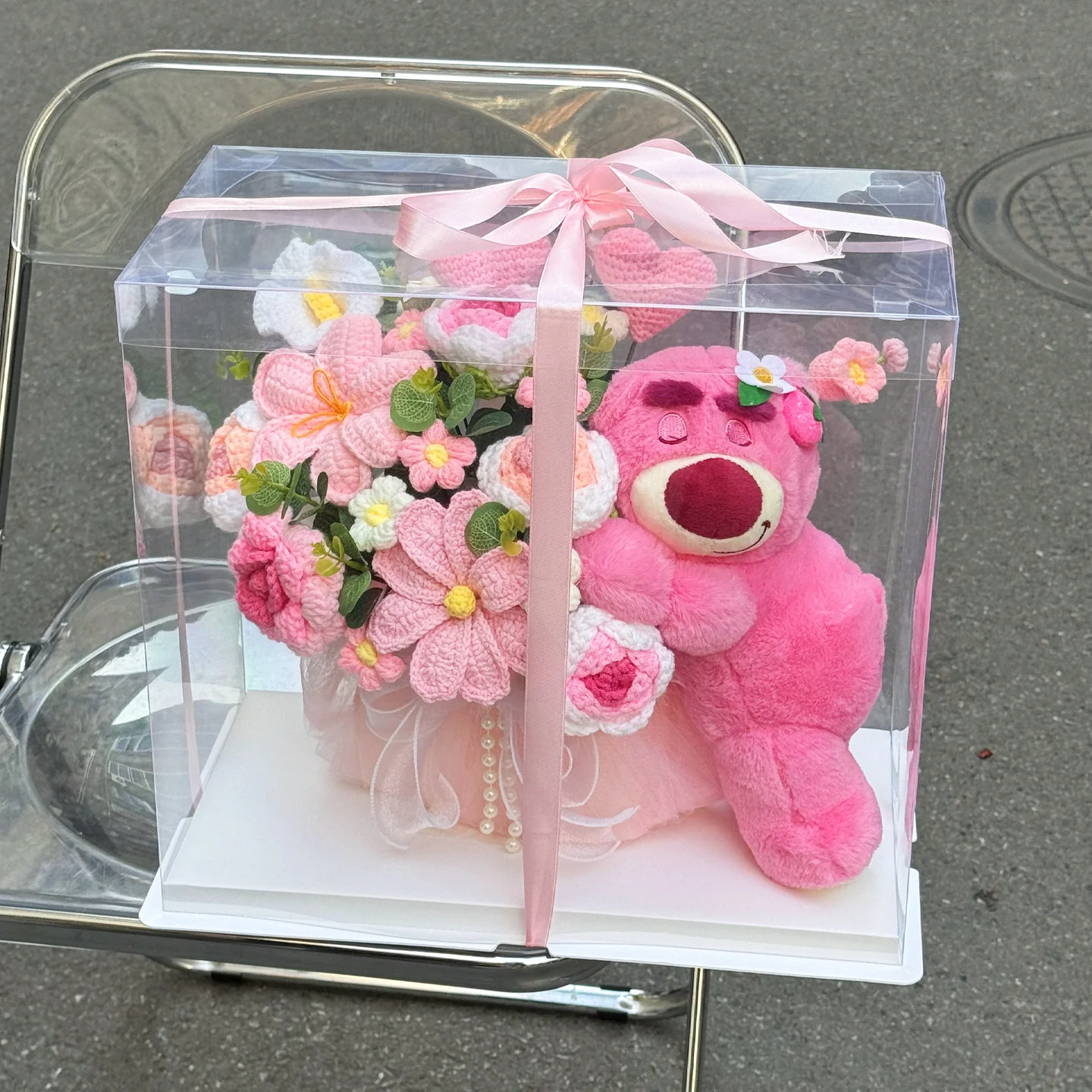 hug bear knitted rose bouquet - Image 2
