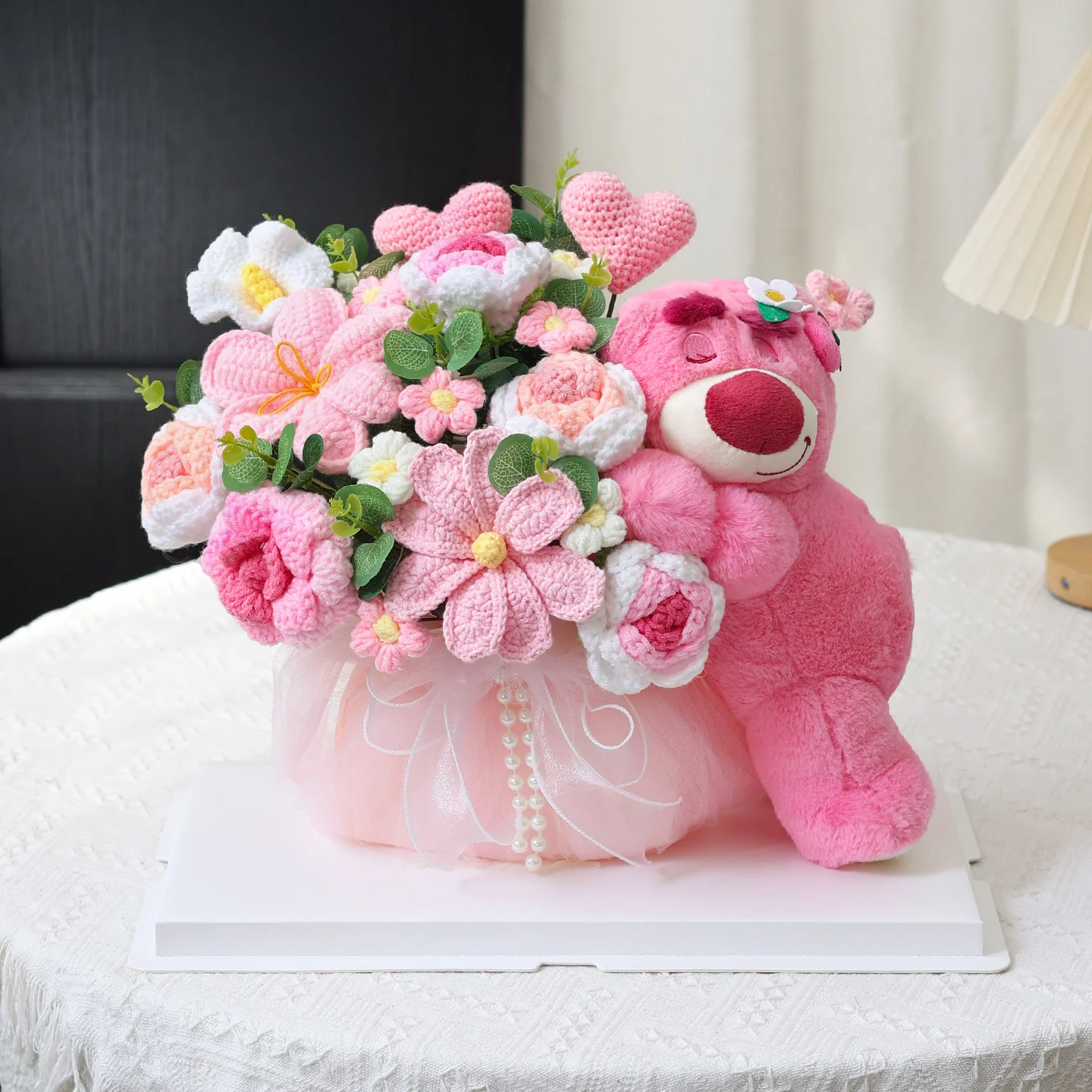 hug bear knitted rose bouquet - Image 3