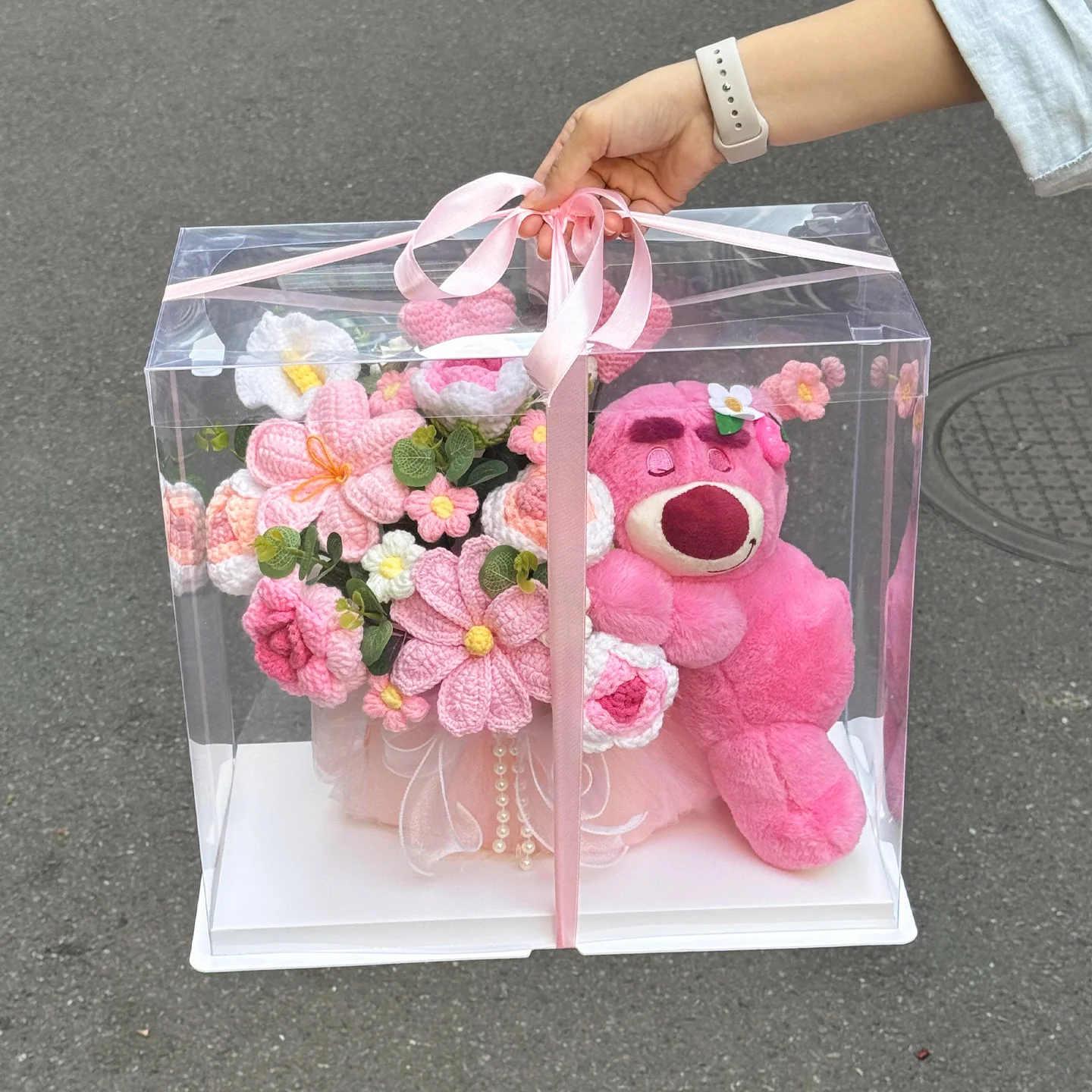 hug bear knitted rose bouquet - Image 4