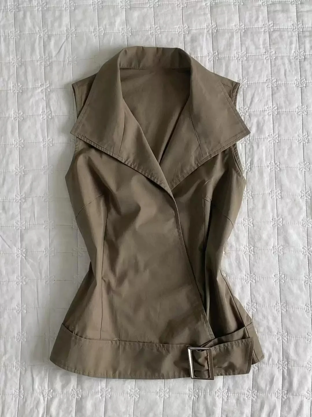 Khaki sleeveless shirt - Image 3