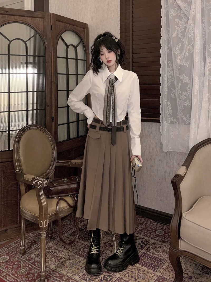 Model Preppy Retro Mid-Length Skirt - Image 4