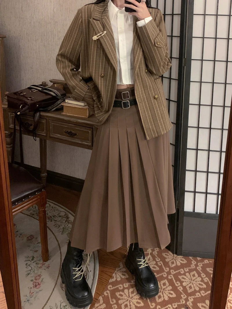 Model Preppy Retro Mid-Length Skirt - Image 9