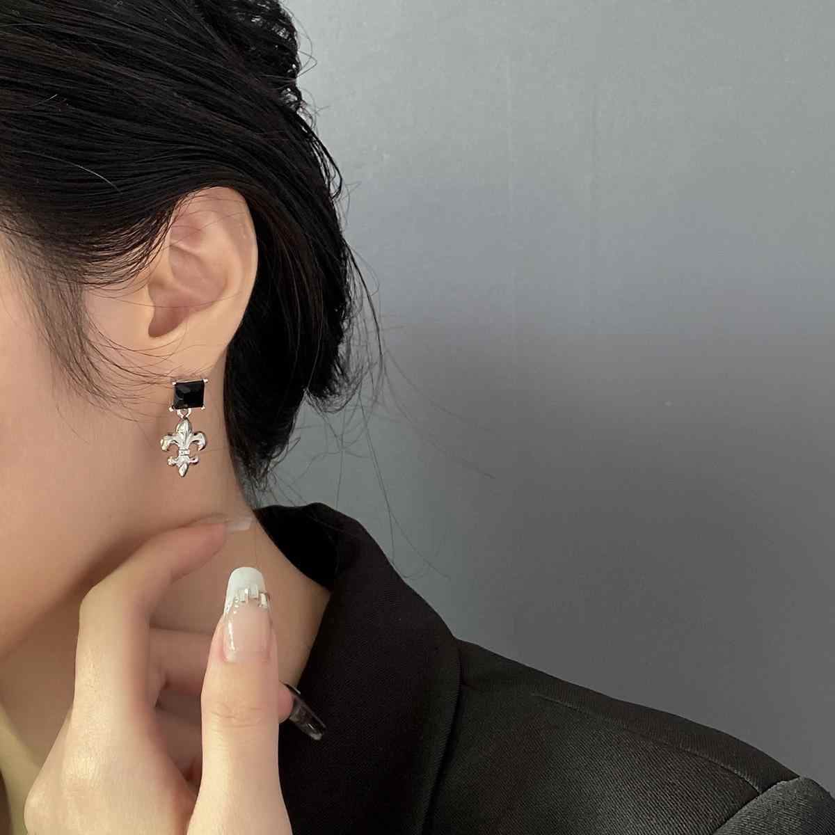 Punk Aesthetic Square Anchor Earrings - Image 2