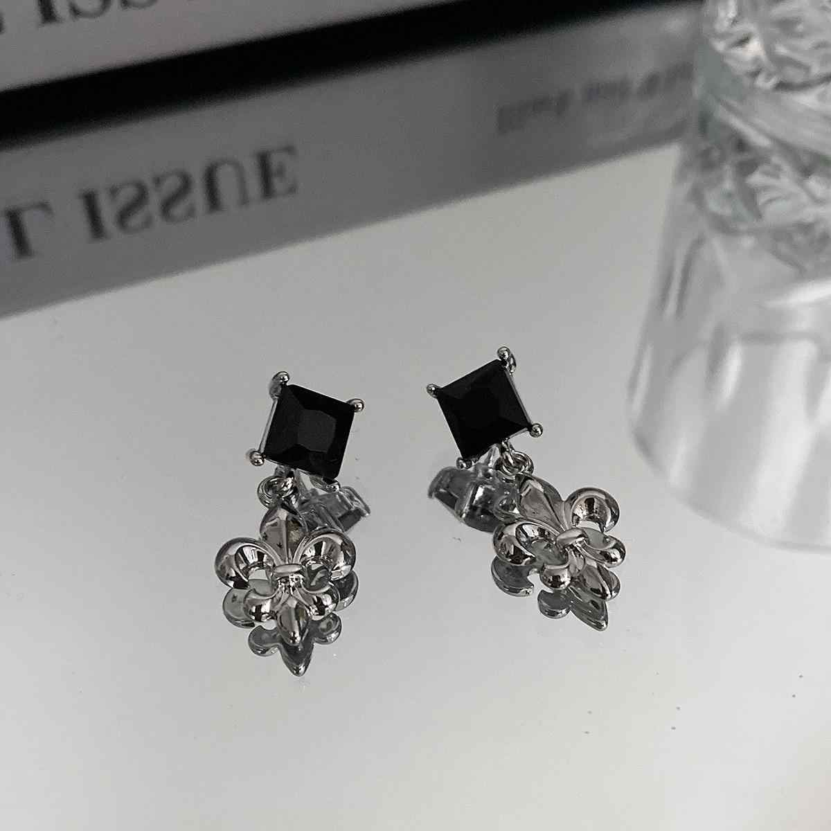 Punk Aesthetic Square Anchor Earrings - Image 3