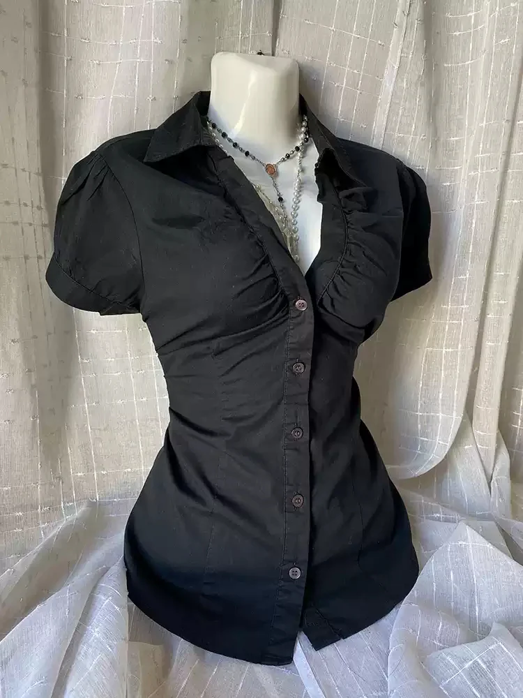 retro black V-neck shirt - Image 3