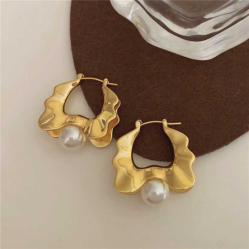 Romantic Pearl Metal Wavy Earrings - Image 3