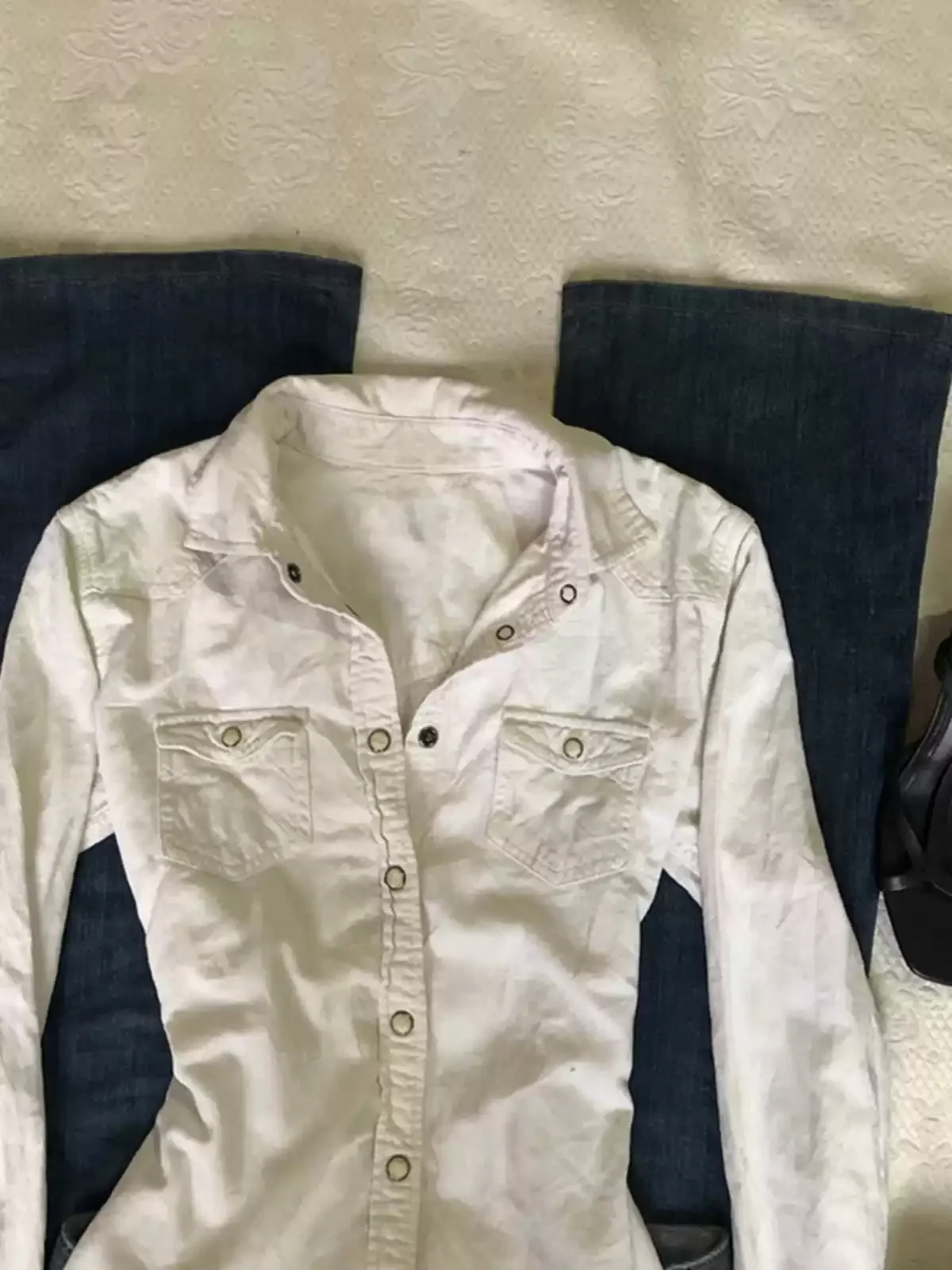 White long-sleeved shirt - Image 4