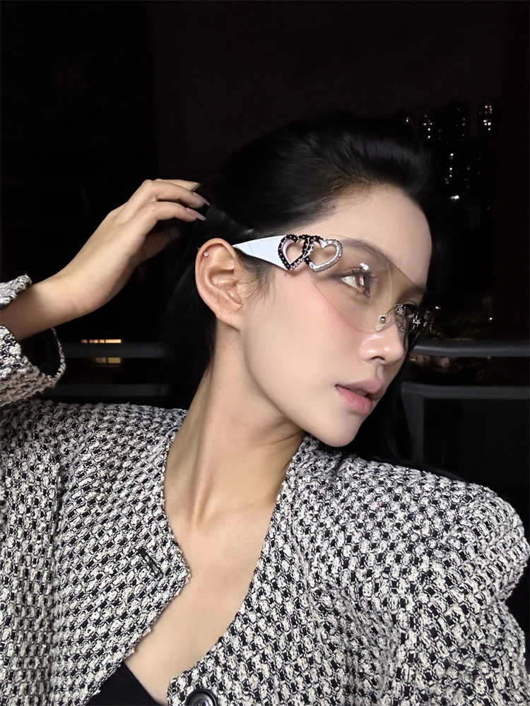 Y2K Retro Heart Shape Sunglasses - Image 6