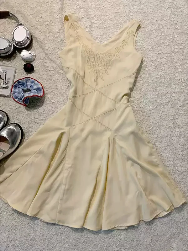 Yellow embroidered V-neck vest dress - Image 4